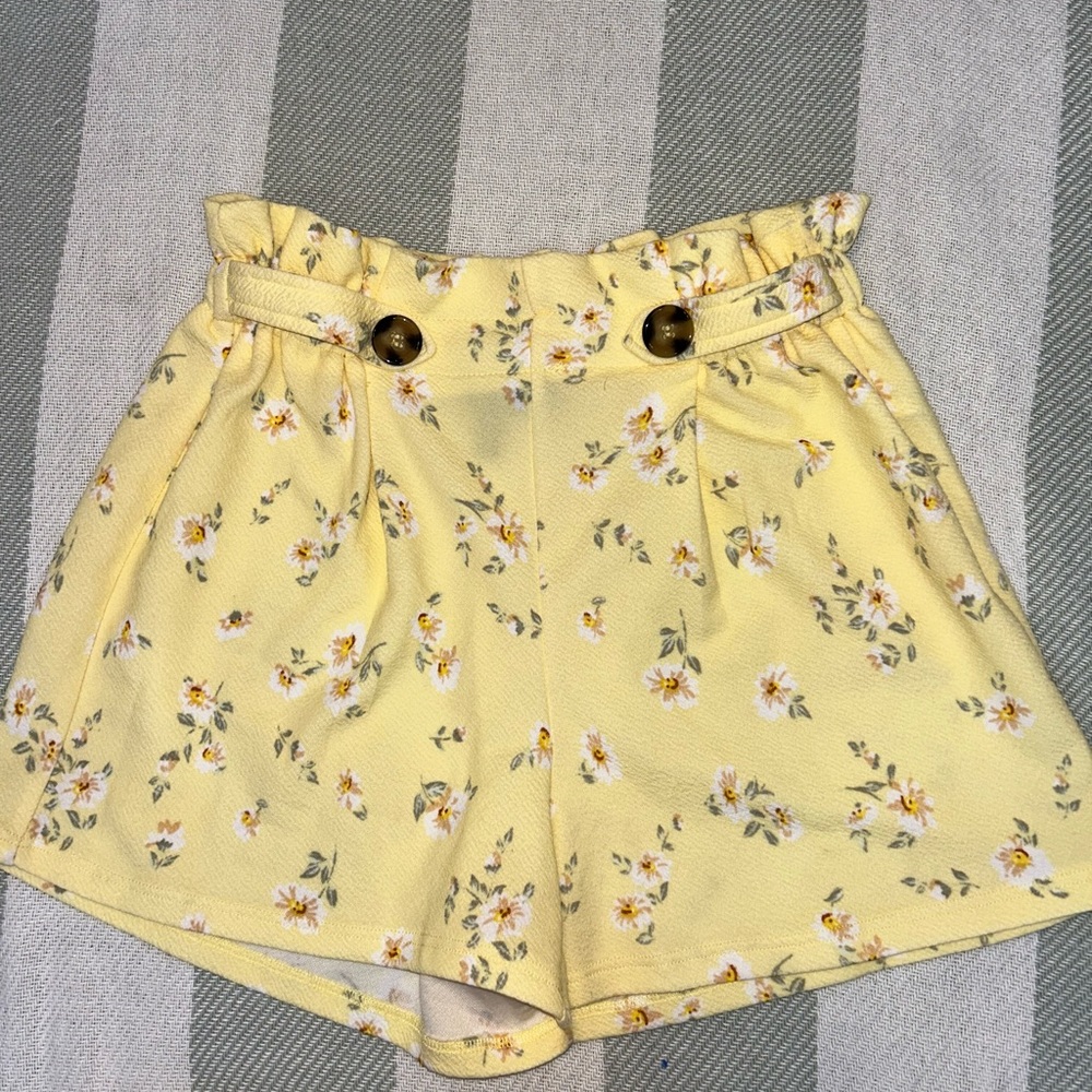 Yellow stretchy floral shorts